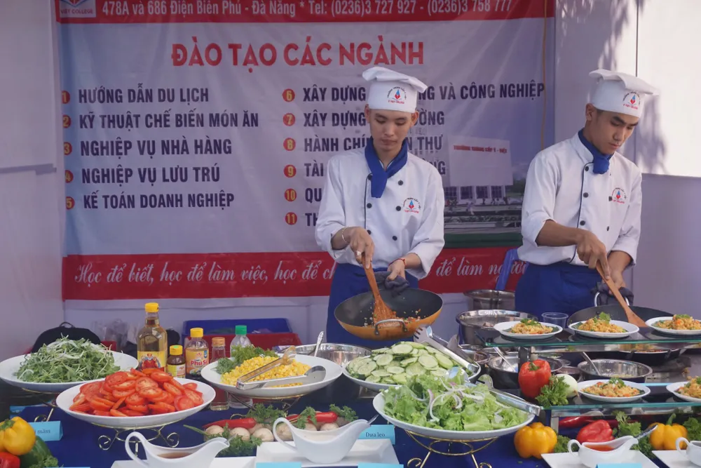 Hơn 1.000 học sinh, sinh viên, người lao động tham gia tư vấn, tìm việc làm ảnh 4