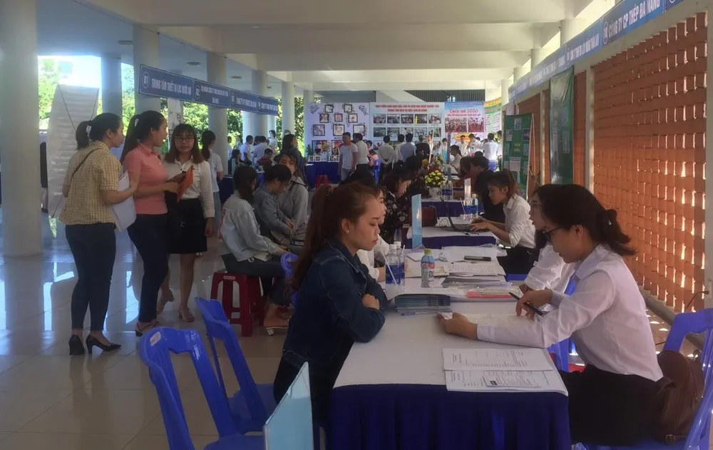 Hơn 1.000 học sinh, sinh viên, người lao động tham gia tư vấn, tìm việc làm ảnh 1