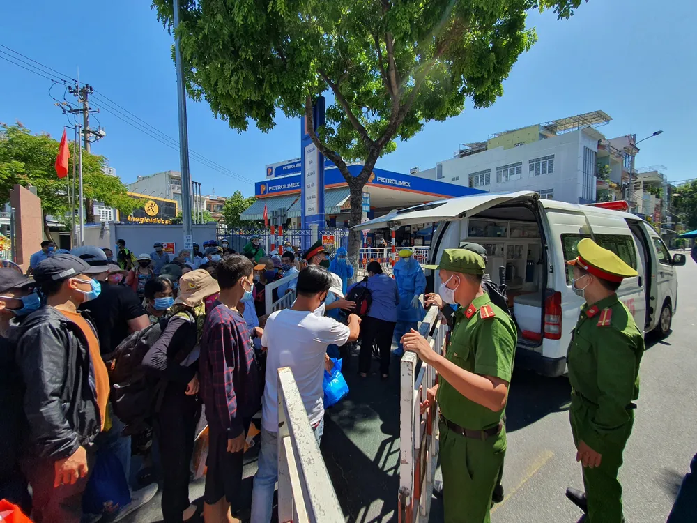 Ưu tiên những người già yếu không có khả năng đi lại kèm với một người nhà sẽ vào bệnh viện Đà Nẵng  