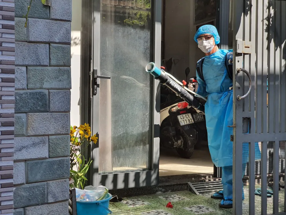 Lực lượng chức năng đến phun thuốc, khử khuẩn tại nhà BN 418