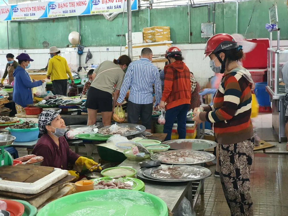 Người dân Đà Nẵng đổ xô mua hàng tích trữ dù hàng hóa không khan hiếm ảnh 4