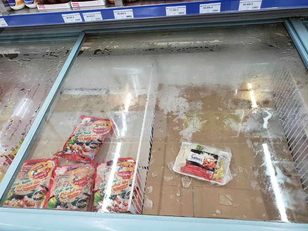 Người dân Đà Nẵng đổ xô mua hàng tích trữ dù hàng hóa không khan hiếm ảnh 3