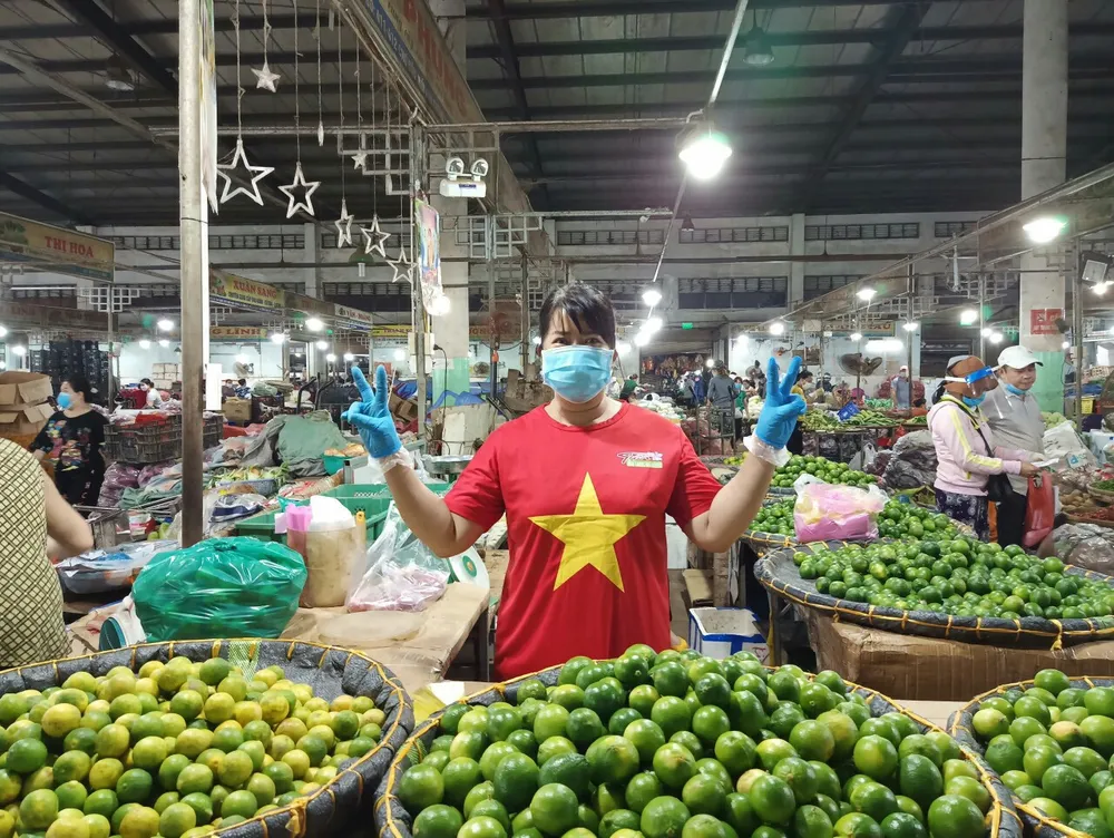 1.500 tiểu thương đồng loạt mặc áo “Đà Nẵng ơi cố lên“ ảnh 6