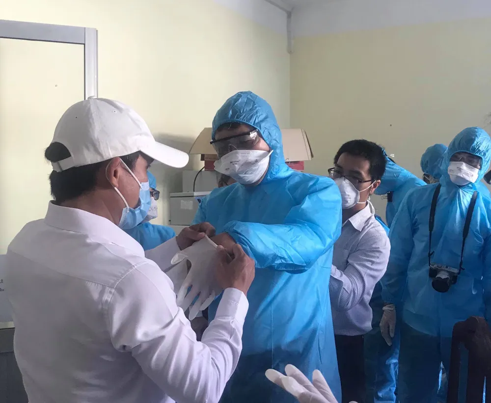 Chủ tịch UBND TP Đà Nẵng thị sát việc lấy mẫu cộng đồng theo phương thức gộp nhóm ảnh 6