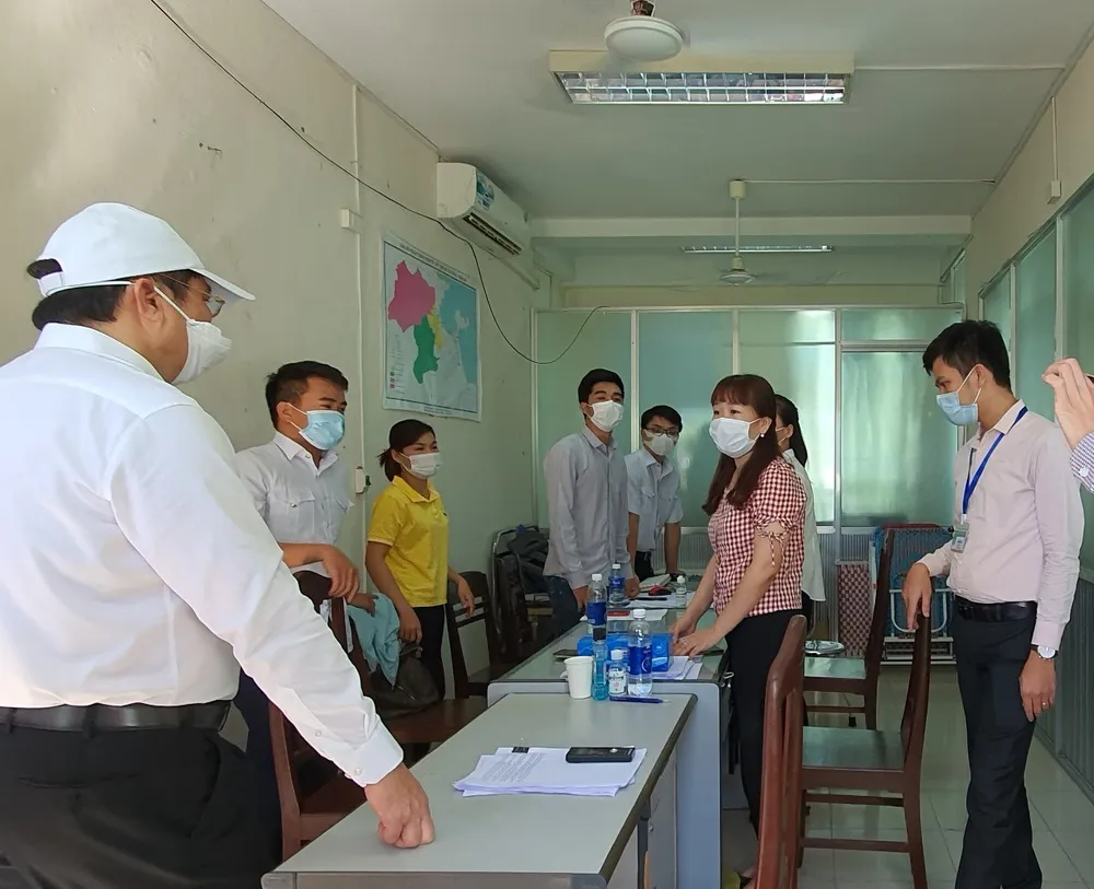 Chủ tịch UBND TP Đà Nẵng thị sát việc lấy mẫu cộng đồng theo phương thức gộp nhóm ảnh 9