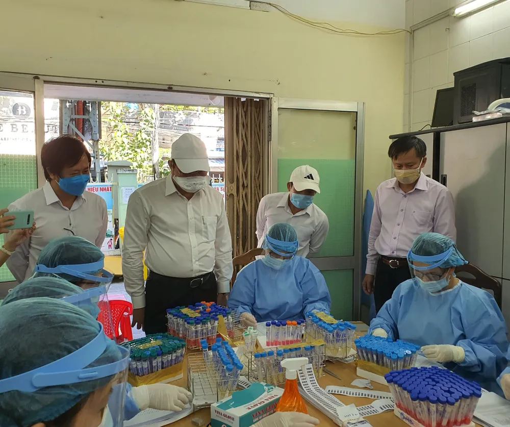 Chủ tịch UBND TP Đà Nẵng thị sát việc lấy mẫu cộng đồng theo phương thức gộp nhóm ảnh 5
