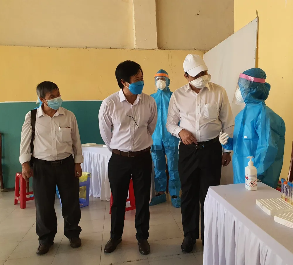 Chủ tịch UBND TP Đà Nẵng thị sát việc lấy mẫu cộng đồng theo phương thức gộp nhóm ảnh 2