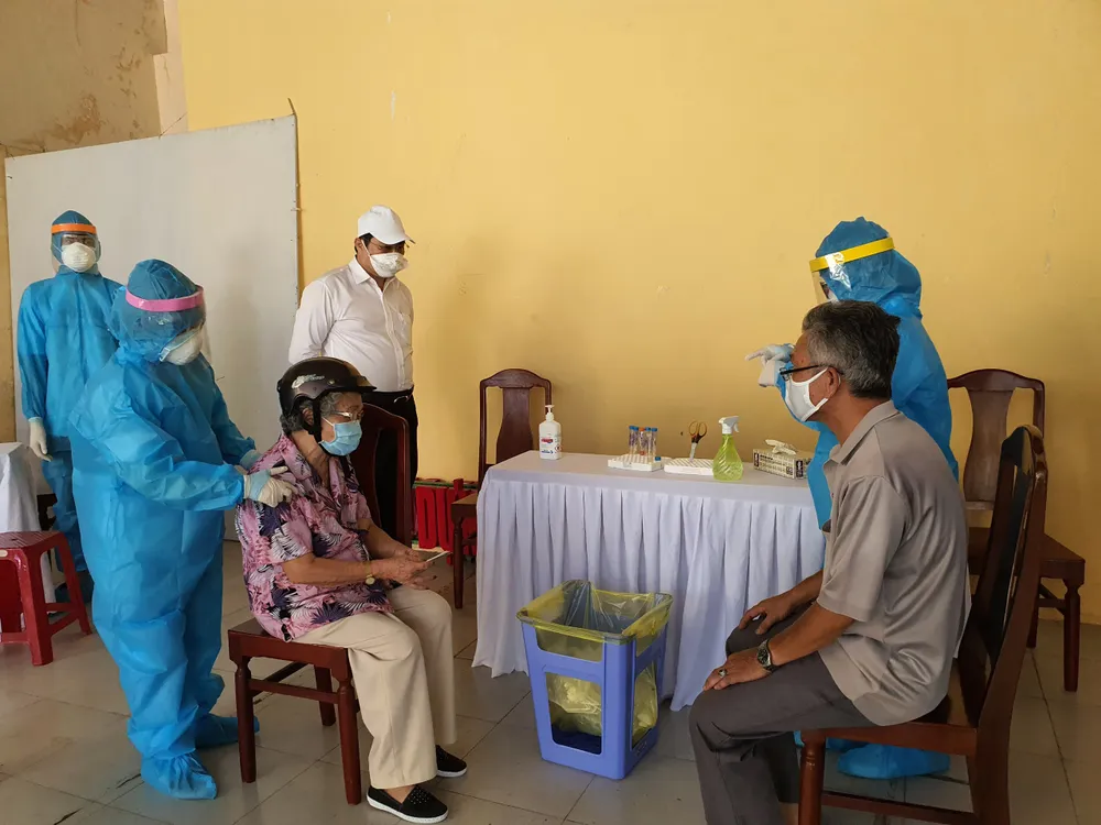 Chủ tịch UBND TP Đà Nẵng thị sát việc lấy mẫu cộng đồng theo phương thức gộp nhóm ảnh 1