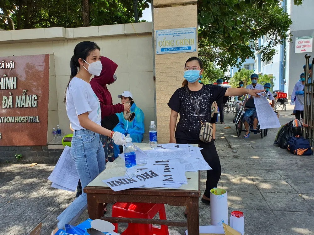 Hỗ trợ 117 bệnh nhân về nhà trên chuyến xe nghĩa tình 0 đồng ảnh 2