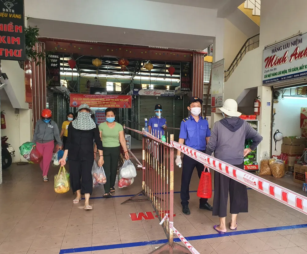 Đà Nẵng: Ngày đầu đi chợ bằng thẻ theo ngày chẵn lẻ ảnh 6