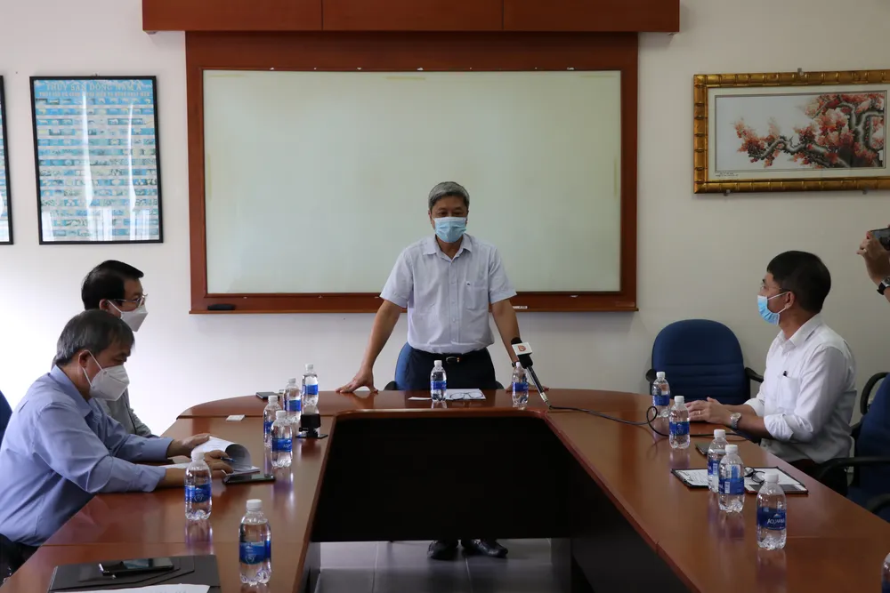 Thứ trưởng Bộ Y tế kiểm tra phòng chống dịch tại nhà máy, công xưởng ảnh 1