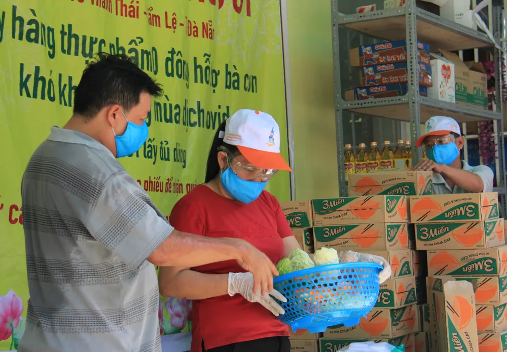 Quầy thực phẩm 0 đồng giúp đỡ người khó khăn trong dịch Covid-19 ảnh 7