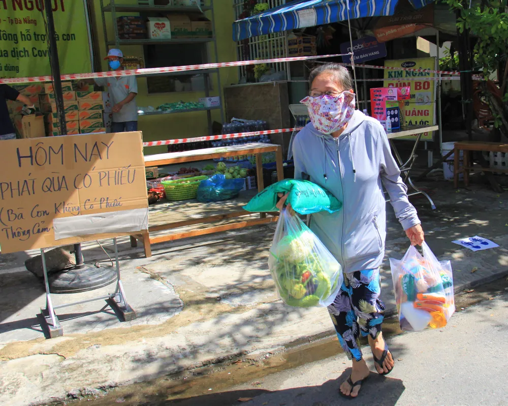 Quầy thực phẩm 0 đồng giúp đỡ người khó khăn trong dịch Covid-19 ảnh 18