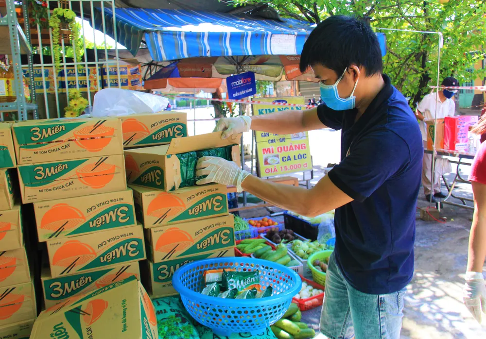 Quầy thực phẩm 0 đồng giúp đỡ người khó khăn trong dịch Covid-19 ảnh 8