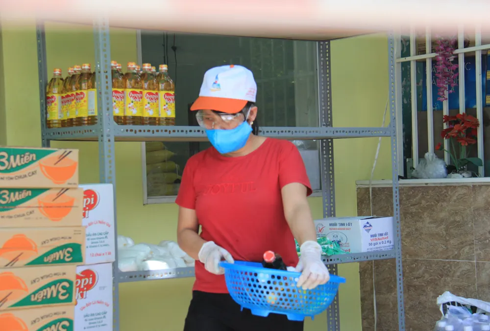 Quầy thực phẩm 0 đồng giúp đỡ người khó khăn trong dịch Covid-19 ảnh 12