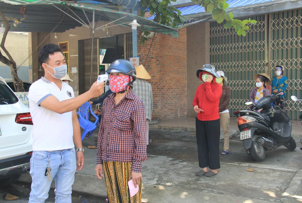 Quầy thực phẩm 0 đồng giúp đỡ người khó khăn trong dịch Covid-19 ảnh 4