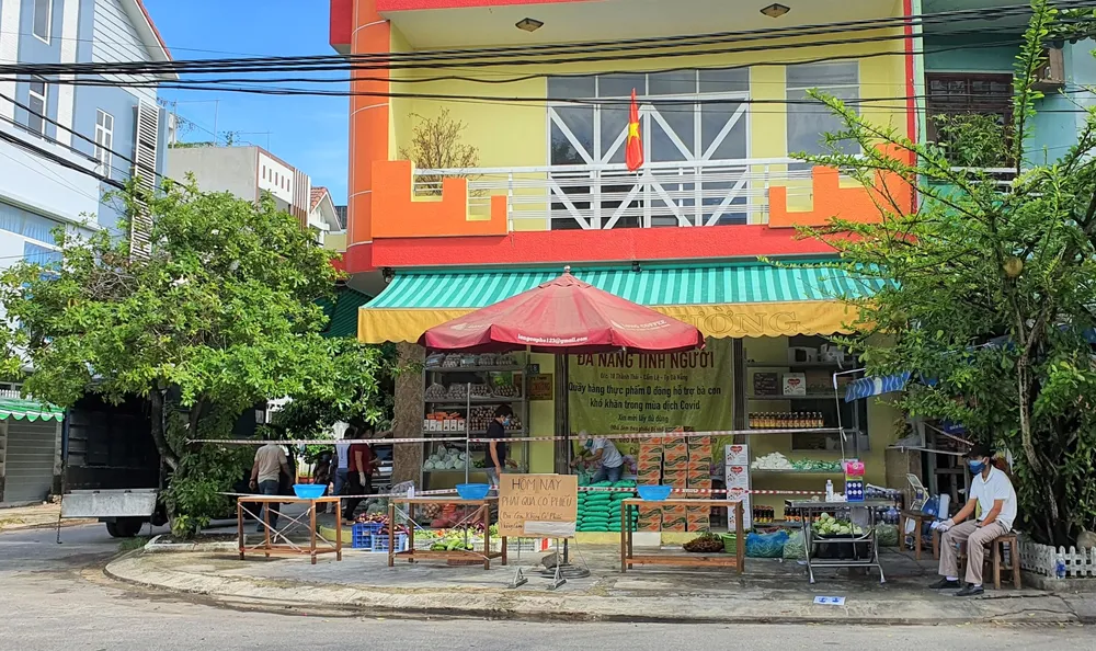 Quầy thực phẩm 0 đồng giúp đỡ người khó khăn trong dịch Covid-19 ảnh 1