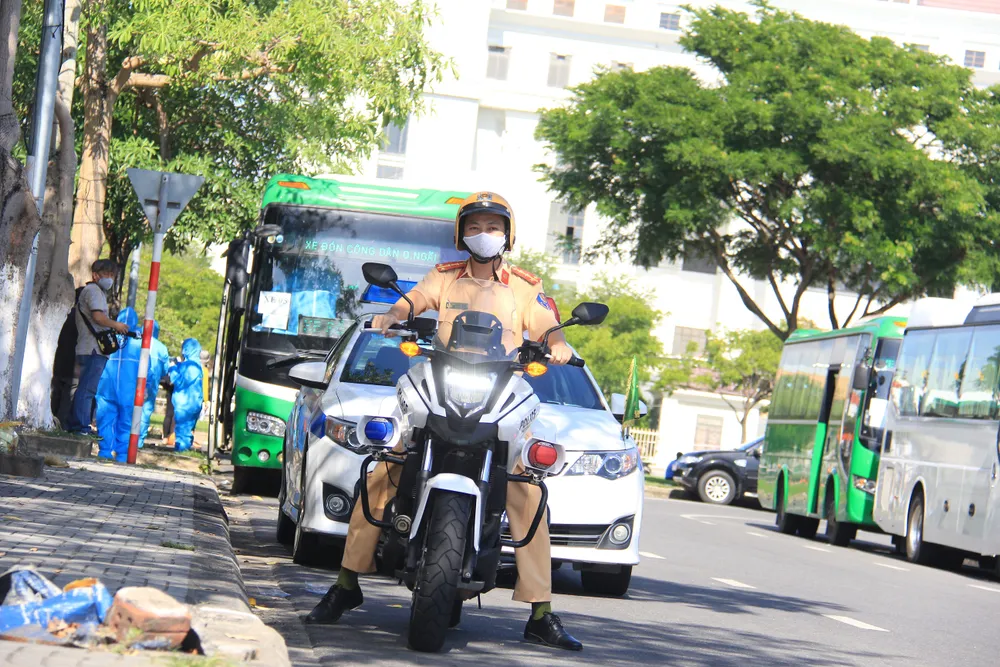 Hơn 700 người Quảng Ngãi kẹt ở "tâm dịch" Đà Nẵng được về quê ảnh 28