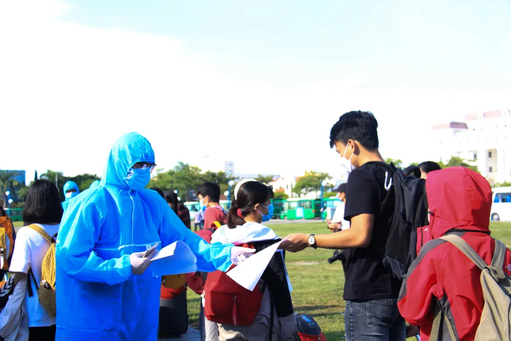 Hơn 700 người Quảng Ngãi kẹt ở "tâm dịch" Đà Nẵng được về quê ảnh 6