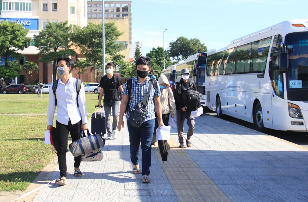 Hơn 700 người Quảng Ngãi kẹt ở "tâm dịch" Đà Nẵng được về quê ảnh 8