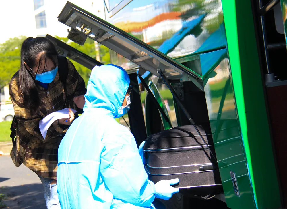 Hơn 700 người Quảng Ngãi kẹt ở "tâm dịch" Đà Nẵng được về quê ảnh 17