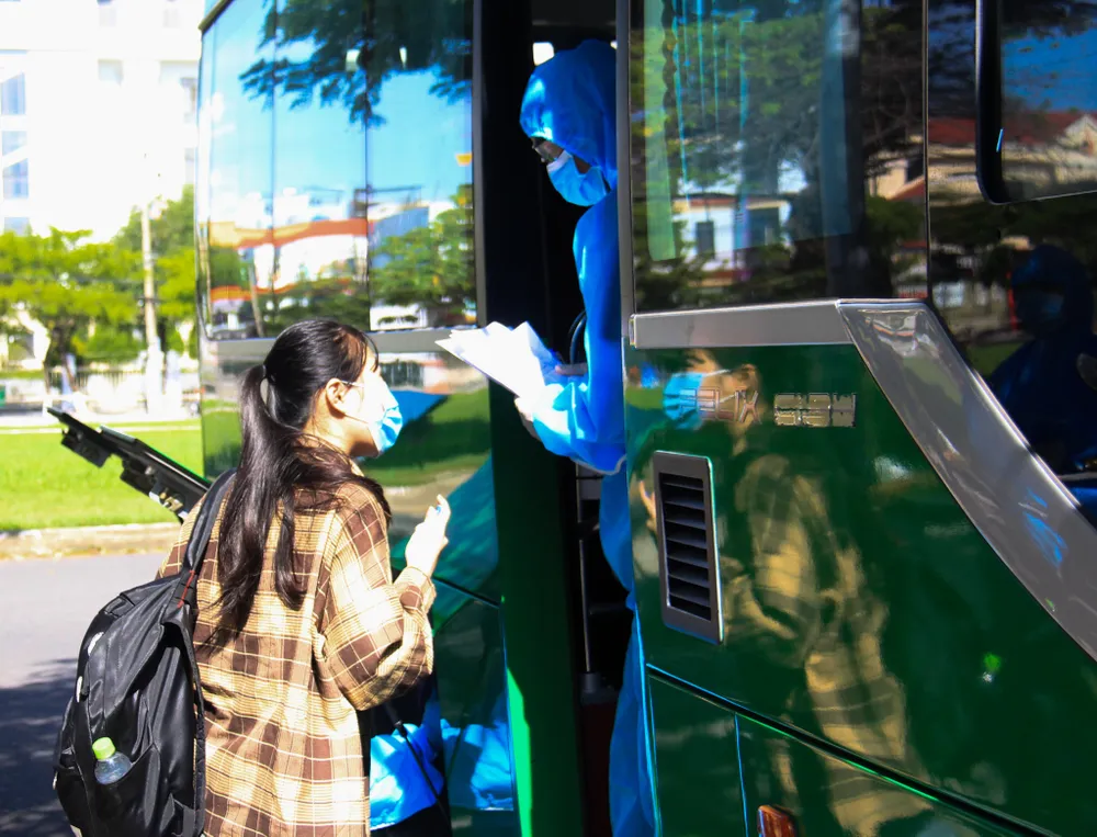 Hơn 700 người Quảng Ngãi kẹt ở "tâm dịch" Đà Nẵng được về quê ảnh 18