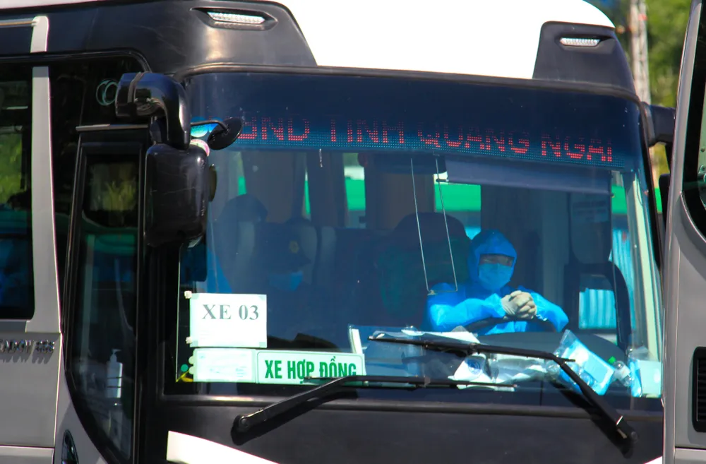 Hơn 700 người Quảng Ngãi kẹt ở "tâm dịch" Đà Nẵng được về quê ảnh 23