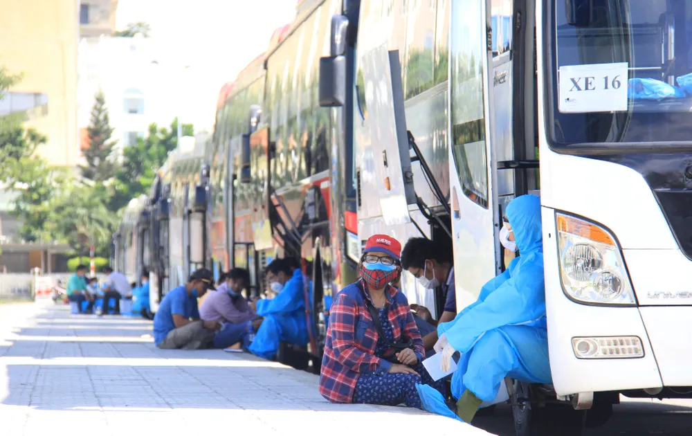 Hơn 700 người Quảng Ngãi kẹt ở "tâm dịch" Đà Nẵng được về quê ảnh 25