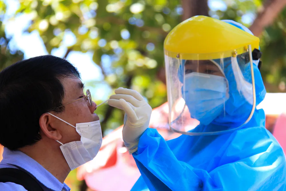 Trước khi lấy mẫu, du khách xuất trình hộ chiếu, khai báo lịch trình, địa chỉ tạm trú... Việc này nhằm tạo thuận tiện cho cơ quan chức năng truy vết, điều tra dịch tễ khi cần thiết