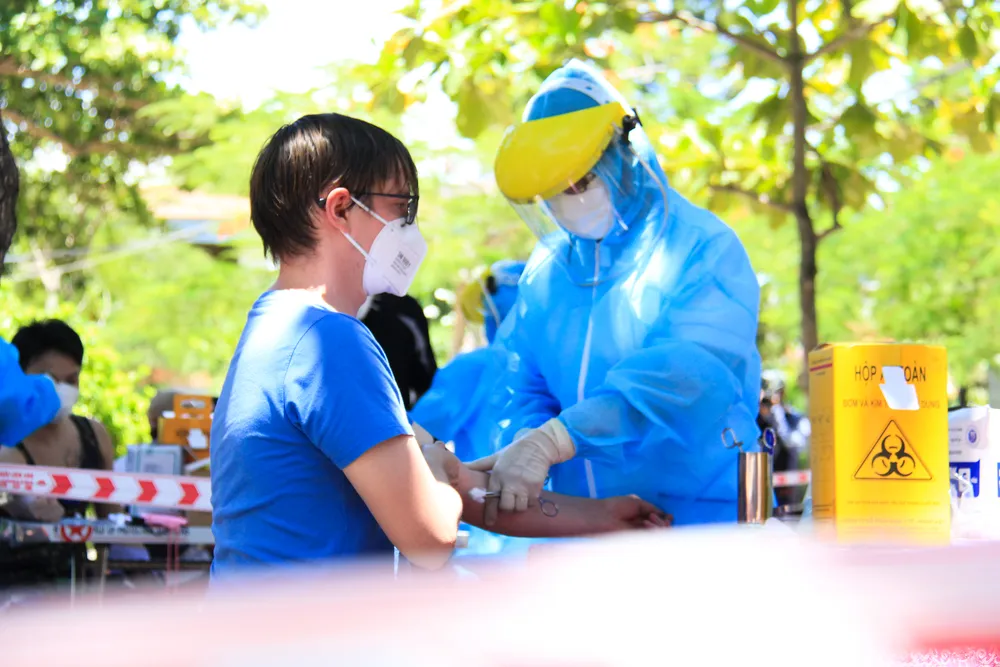 Gần 2.200 người nước ngoài được xét nghiệm Covid-19 tại quận Sơn Trà ảnh 8