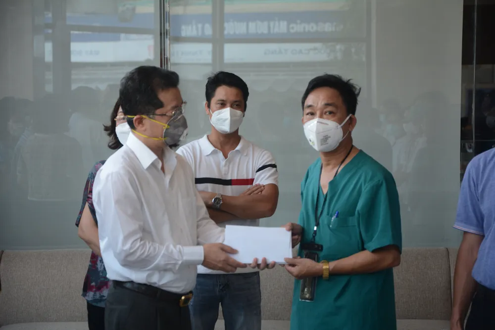 Đà Nẵng: Tiễn đoàn y, bác sĩ tiếp viện của Bình Định và Thừa Thiên-Huế ảnh 1
