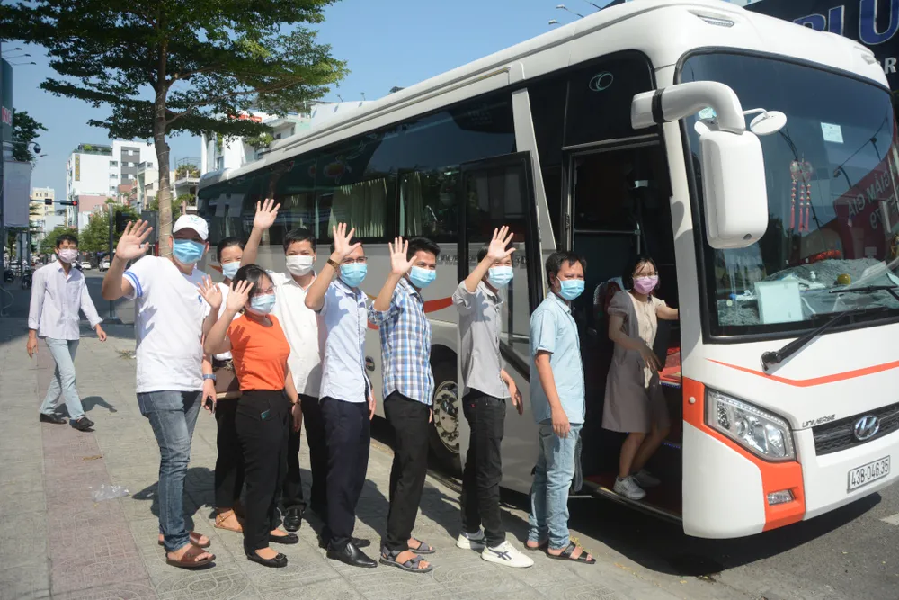 Đà Nẵng: Tiễn đoàn y, bác sĩ tiếp viện của Bình Định và Thừa Thiên-Huế ảnh 4