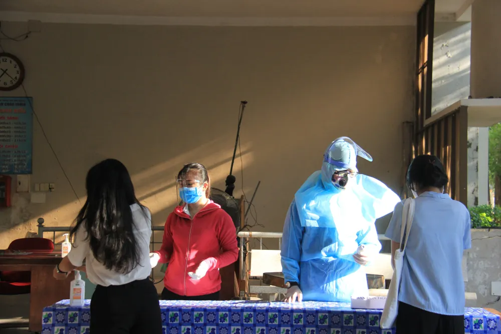 Gần 11.000 thí sinh thi tốt nghiệp THPT đợt 2 được lấy mẫu xét nghiệm Covid-19 tại Đà Nẵng ảnh 6