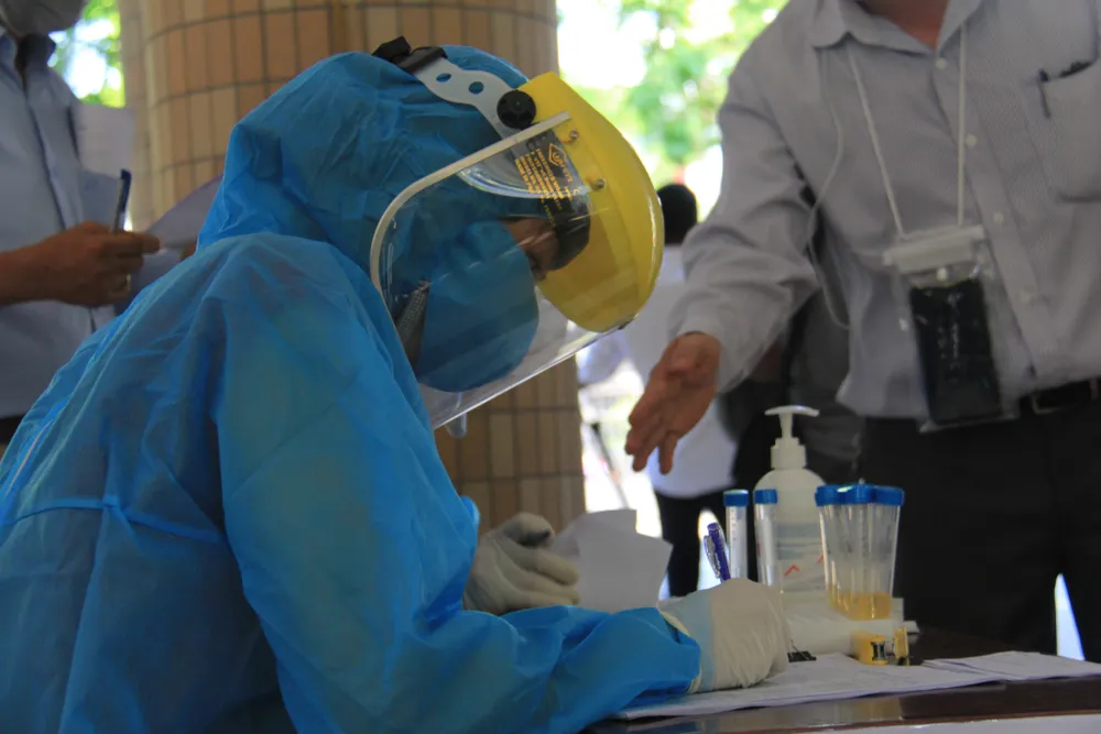 Gần 11.000 thí sinh thi tốt nghiệp THPT đợt 2 được lấy mẫu xét nghiệm Covid-19 tại Đà Nẵng ảnh 20