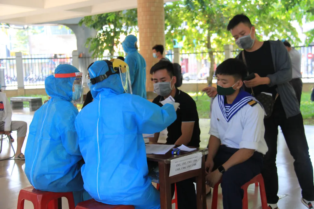 Gần 11.000 thí sinh thi tốt nghiệp THPT đợt 2 được lấy mẫu xét nghiệm Covid-19 tại Đà Nẵng ảnh 18