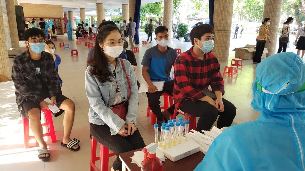 Gần 11.000 thí sinh thi tốt nghiệp THPT đợt 2 được lấy mẫu xét nghiệm Covid-19 tại Đà Nẵng ảnh 17