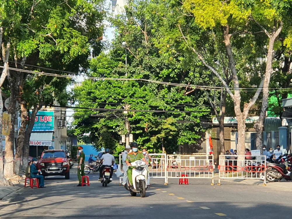 Gần 11.400 thí sinh Đà Nẵng, Quảng Ngãi hoàn thành môn thi đầu tiên kỳ thi tốt nghiệp THPT đợt 2 ảnh 1