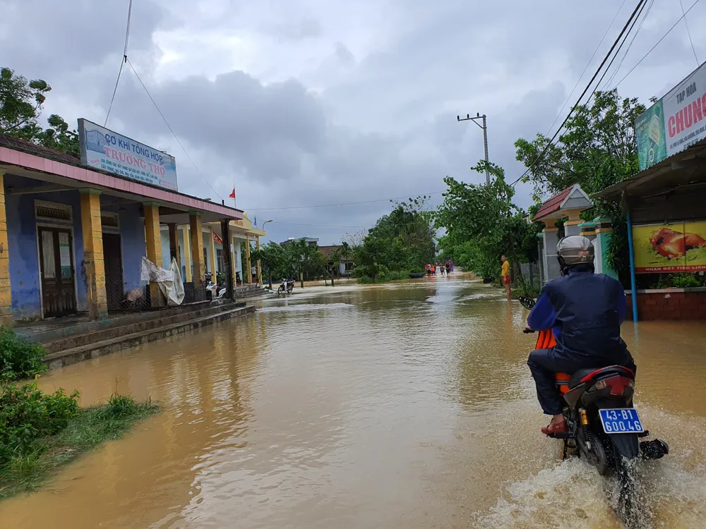 Sinh hoạt của người dân vùng lũ Đà Nẵng  ảnh 4
