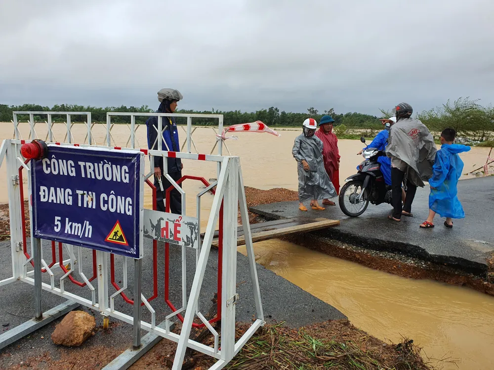 Sinh hoạt của người dân vùng lũ Đà Nẵng  ảnh 12