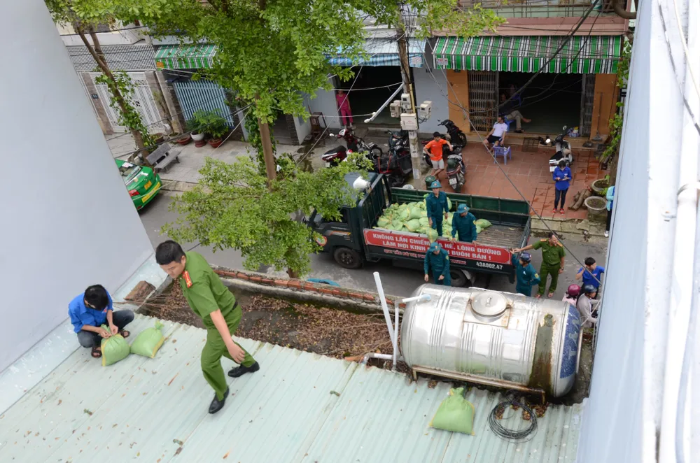 Di dời dân, chằng chống nhà cửa trước cơn bão số 13  ảnh 16