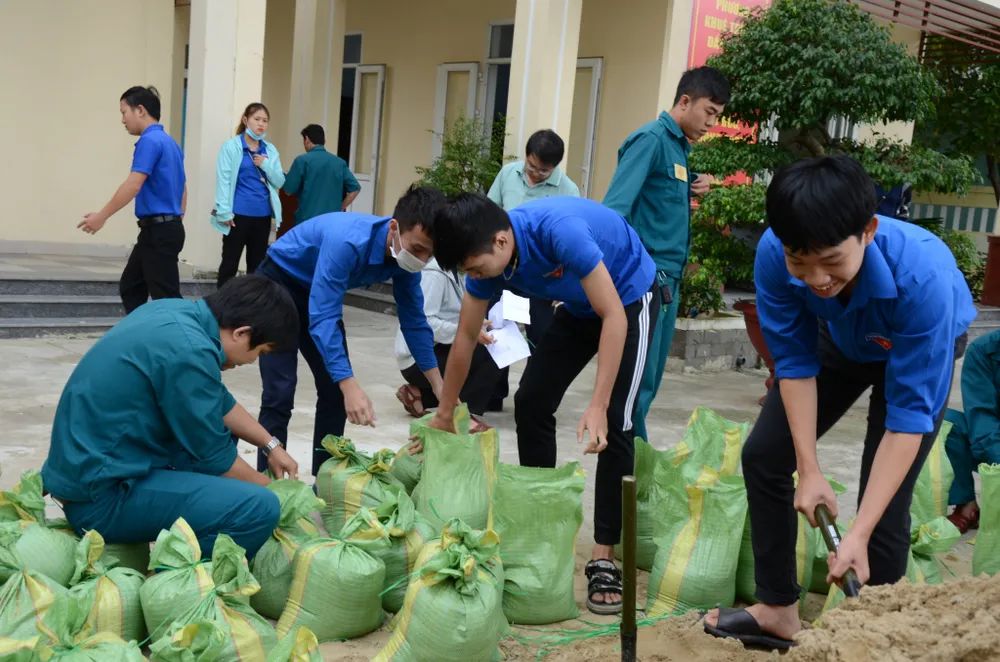 Di dời dân, chằng chống nhà cửa trước cơn bão số 13  ảnh 14