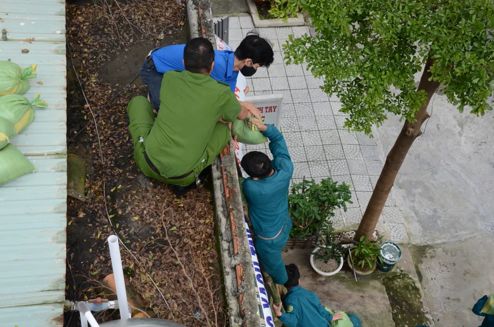 Di dời dân, chằng chống nhà cửa trước cơn bão số 13  ảnh 18