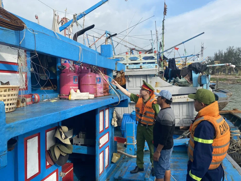 Di dời dân, chằng chống nhà cửa trước cơn bão số 13  ảnh 19