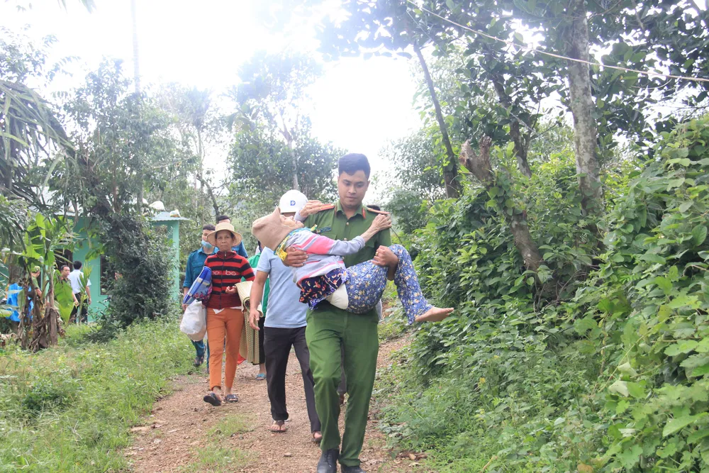 Di dời dân, chằng chống nhà cửa trước cơn bão số 13  ảnh 12