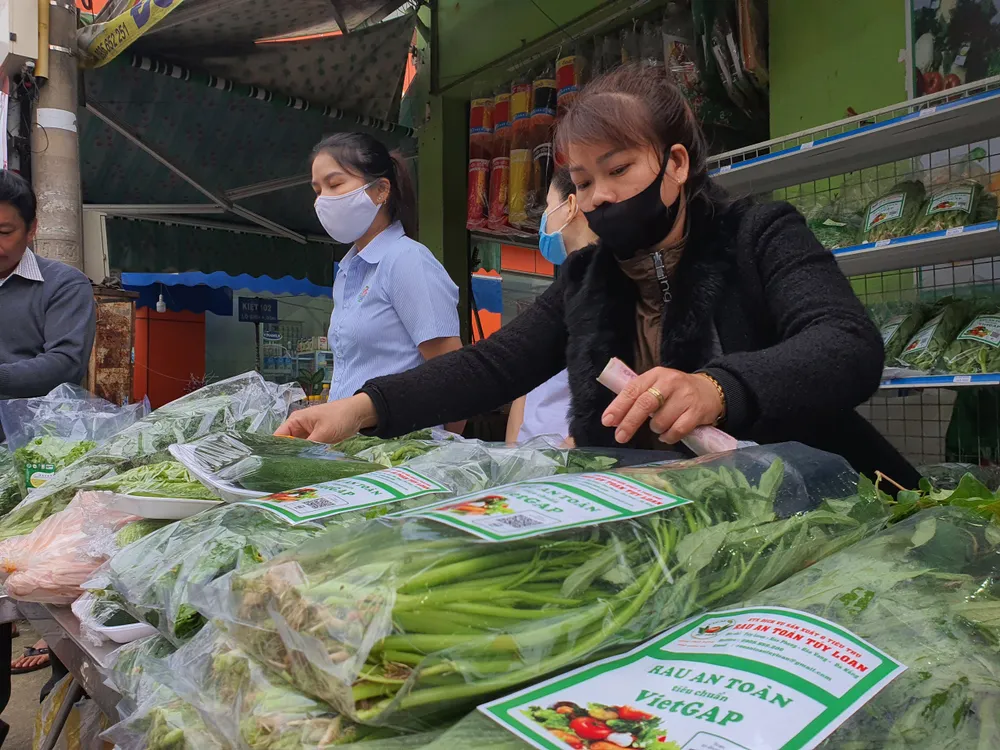 Các gian hàng tại phiên chợ chủ yếu giới thiệu và bày bán các mặt hàng nông sản, lương thực thực phẩm tham gia chương trình OCOP