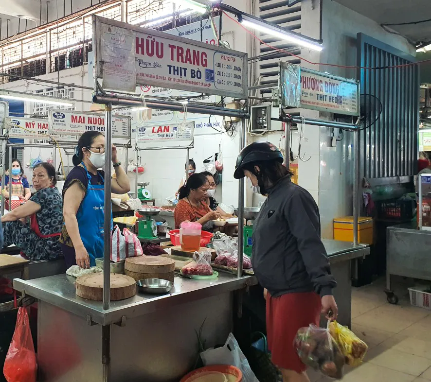 Tại chợ Hàn, chợ đạt “Mô hình chợ đảm bảo đủ điều kiện ATTP”, các sản phẩm thịt gia súc, gia cầm phải có sự kiểm soát và chứng nhận ATTP của cơ quan chức năng và có niêm yết giá