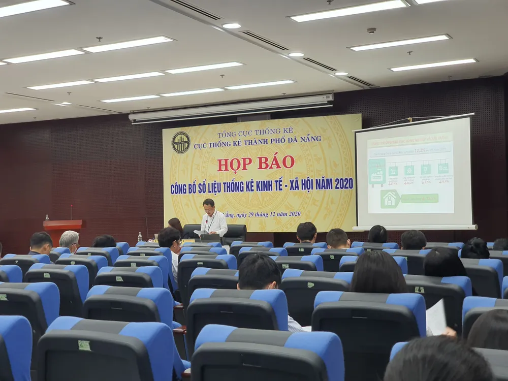 Ông Trần Văn Vũ, Cục trưởng Cục Thống kê Đà Nẵng thông báo một số vấn đề cơ bản về tình hình kinh tế - xã hội năm 2020 