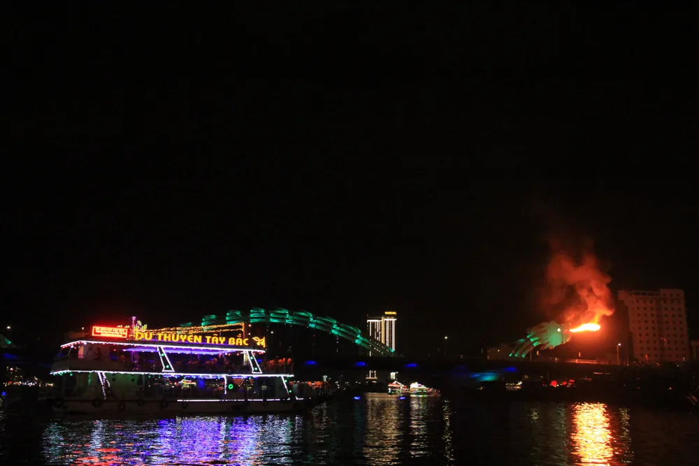 Thưởng ngoạn sông Hàn trong dịp tết dương lịch năm 2021 ảnh 1