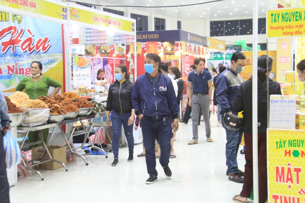 Hội chợ mở cửa tự do đón khách tham quan và mua sắm 