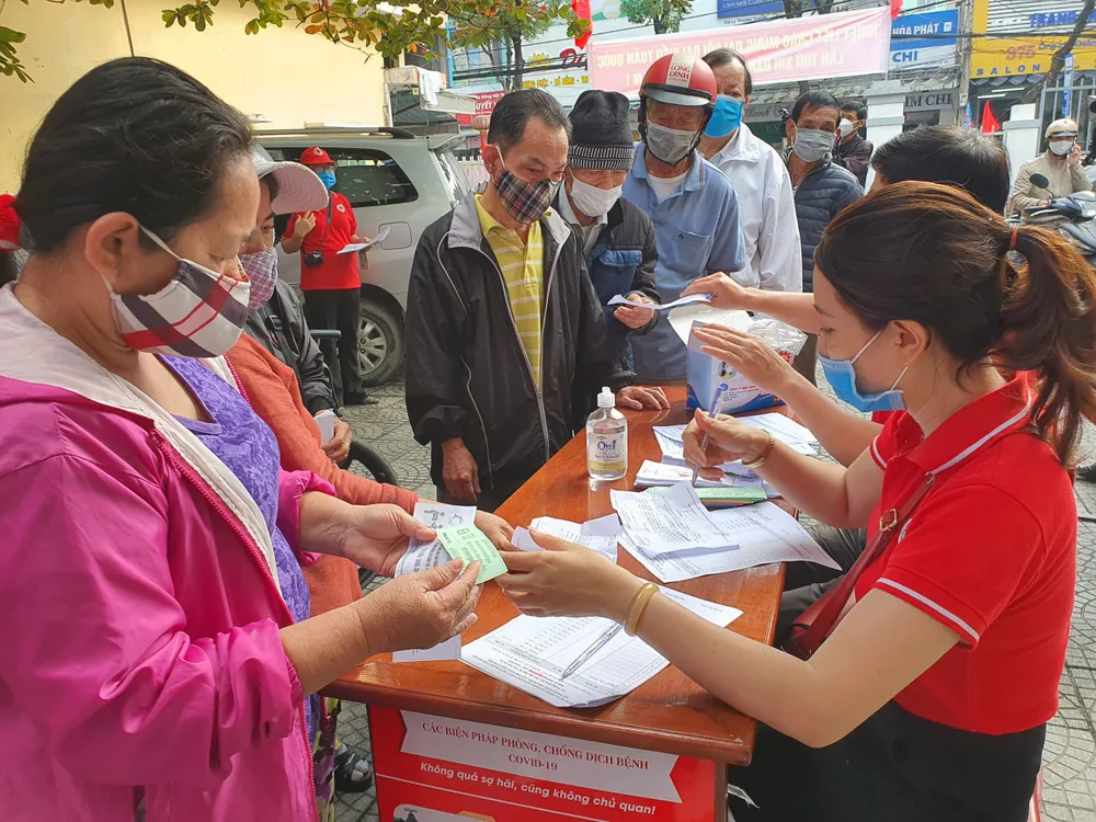 Chợ Nhân đạo - món quà tết cho người dân nghèo Đà Nẵng ảnh 6